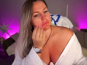 Bongacams Live Porn of KiraCandyS