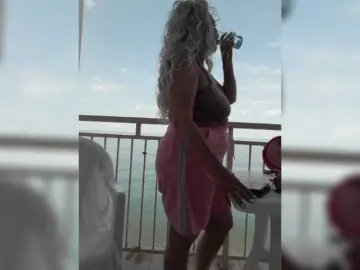 Bongacams Watch Live Sex Cams of mery8poppins
