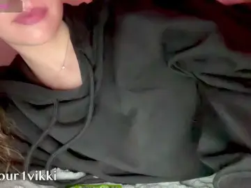 Bongacams Sex Cam of -VikkiL0vesCheese-