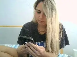 Cam4 Free Live Porn of Emilyvuxa