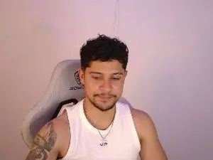 Cam4 Live Porn of dom_santiago31