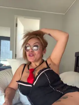 Cam4 Free Live Porn of charlotte_milf3