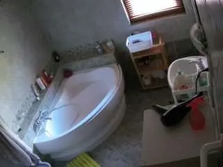 Camsoda Live Sex Cam of voyeurcam-julmodels-bath-1st-2