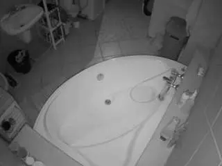 Camsoda Adult Video Chat of voyeurcam-julmodels-bath-1st-1