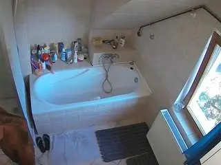 Camsoda Sex Cam of voyeurcam-julmodels-bath-2nd-1