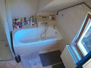Camsoda Live Sex Cam of voyeurcam-julmodels-bath-2nd-1