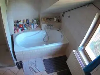 Camsoda Best Webcam of voyeurcam-julmodels-bath-2nd-1