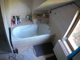 Camsoda Free Porn Cam of voyeurcam-julmodels-bath-2nd-1