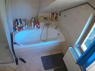 Camsoda Sex Chat of voyeurcam-julmodels-bath-2nd-1
