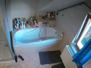 Camsoda Adult Webcam of voyeurcam-julmodels-bath-2nd-1