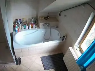 Camsoda Best Webcam of voyeurcam-julmodels-bath-2nd-1