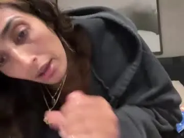 Chaturbate Live Sex Cam of camiliakxoxo