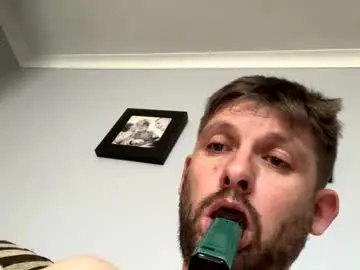 Chaturbate Live Sex Cam of skuzzy25