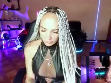 Chaturbate Live Sex Cam of monicamaxwell2