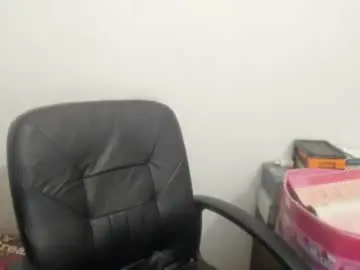 Chaturbate Live Sex Cam of artsyandcraftsy_