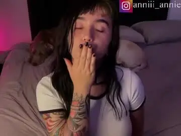 Chaturbate Live Sex Cam of annie_snow_