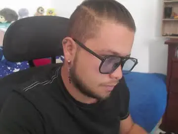 Chaturbate Live Sex Cam of johanleonsweetboy