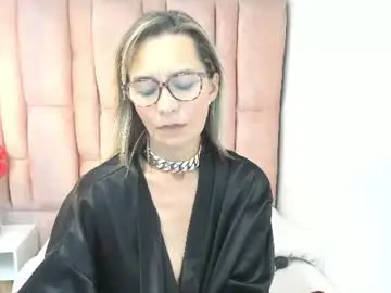 Chaturbate Live Sex Cam of issa_milf__