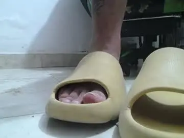 Chaturbate Live Sex Cam of srfindomfeet_