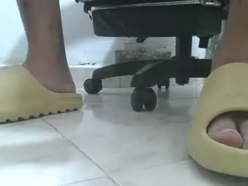 Chaturbate Live Sex Cam of srfindomfeet_