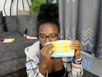 Chaturbate Live Sex Cam of bella_thequeen