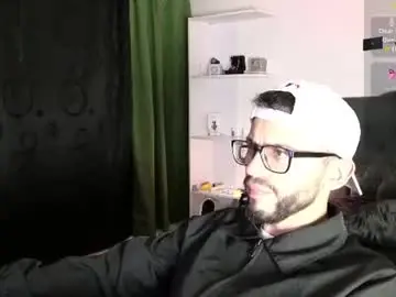 Chaturbate Live Sex Cam of phantom_bigger1