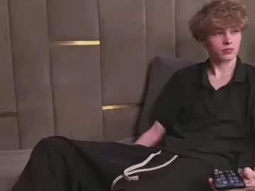 Chaturbate Live Sex Cam of curlytwinkboy