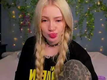 Chaturbate Live Sex Cam of lillie_berry