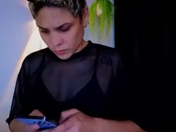 Chaturbate Live Sex Cam of laura_r23