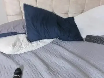 Chaturbate Live Sex Cam of mia_dolls18