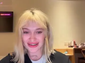Chaturbate Live Sex Cam of golden_alinee