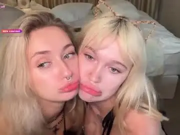 Chaturbate Live Sex Cam of golden_alinee