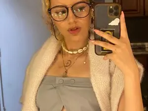 Myfreecams Sex Cam of Sophiee_Turner