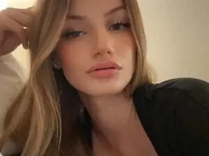 Myfreecams Live Sex Cam of ShawnaSweets0