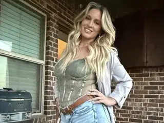 Streamate Live Porn of MissBehavin90