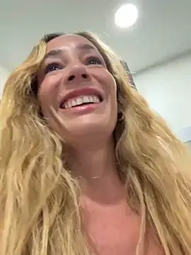 Stripchat Live Sex Cam of SweetAlegra_