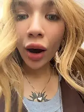 Stripchat Live Sex Cam of FlashTitsRoyal