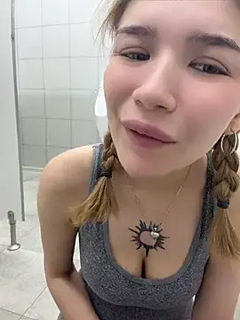 Stripchat Live Sex Cam of FlashTitsRoyal
