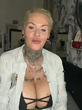 Stripchat Sex Chat of InkedMissLaBaehm