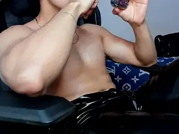 Stripchat Nude Webcam of Tommy_Bred