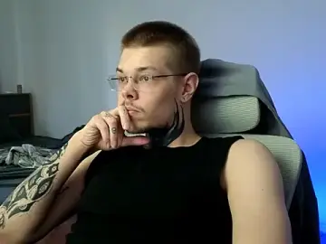 Stripchat Free Porn Cam of DENIS_HERE