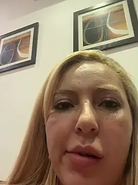 Stripchat Live Sex Cam of Juuhschmitt