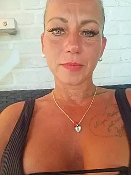 Stripchat Best live sex cam show of housewifebella