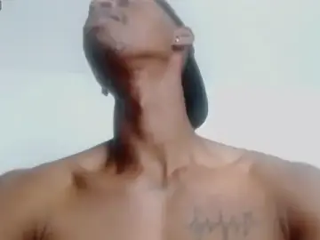 Stripchat Sex Cam of drake_brwon_23