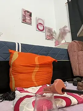 Stripchat Free Porn Cam of halana_squirts