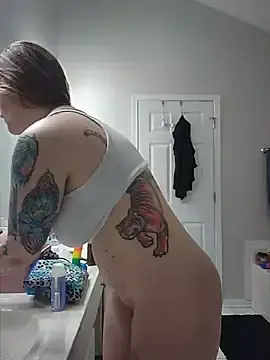 Stripchat Live Sex Cam of HollyTattoo