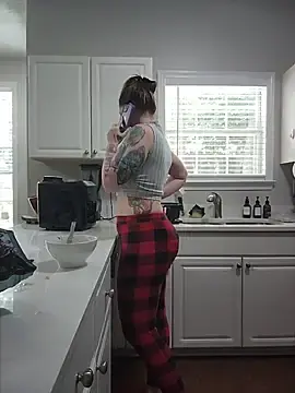 Stripchat Nude Webcam of HollyTattoo
