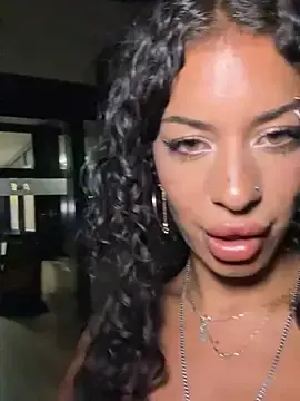 Stripchat Live Sex Cam of AlyssaHottv_