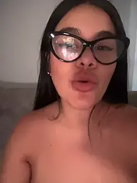 Stripchat Adult Webcam of Issane_Peru