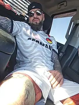 Stripchat Free Porn Cam of Beardedtattood